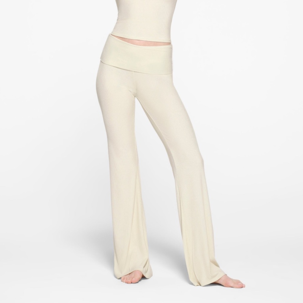Skims fold over pant